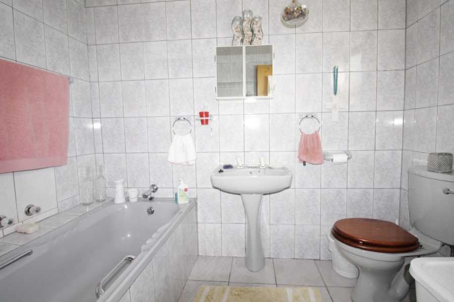 3 Bedroom Property for Sale in Wavecrest Eastern Cape